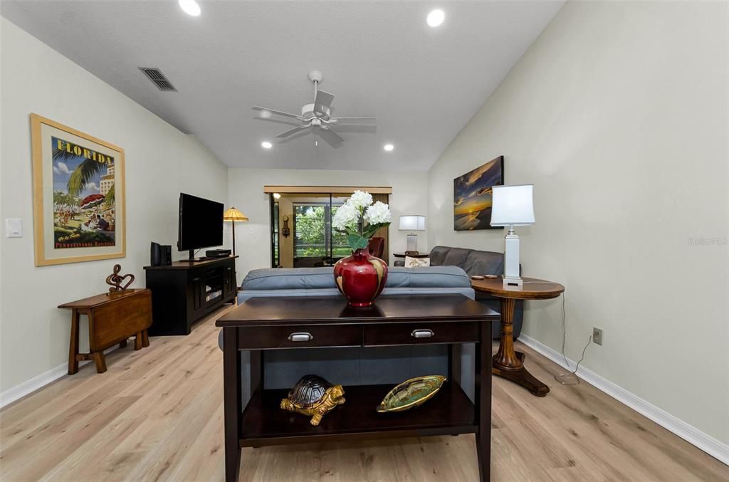 En Venta: $299,900 (2 camas, 2 baños, 1360 Pies cuadrados)