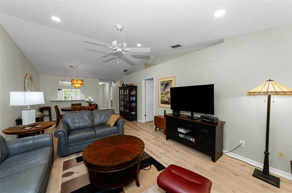 En Venta: $299,900 (2 camas, 2 baños, 1360 Pies cuadrados)