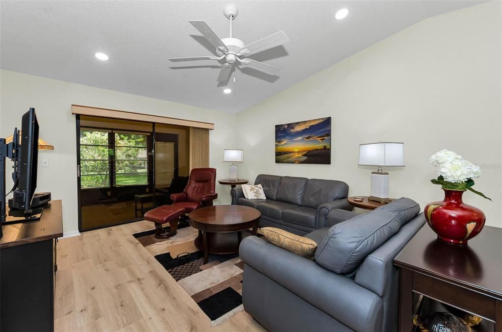 En Venta: $299,900 (2 camas, 2 baños, 1360 Pies cuadrados)