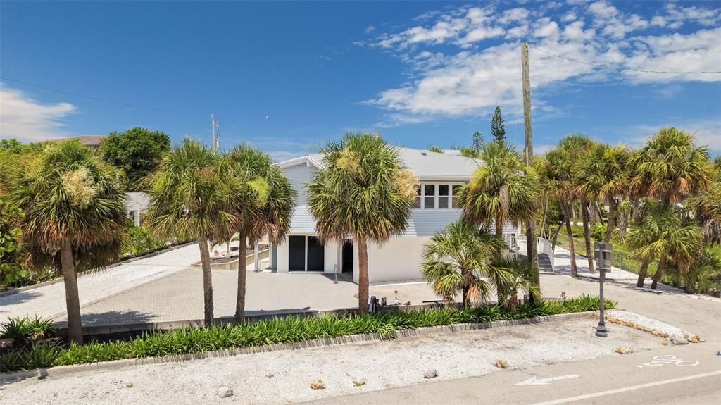 For Sale: $999,300 (4 beds, 3 baths, 1724 Square Feet)