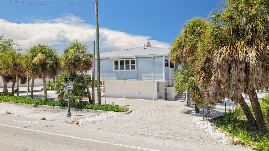 For Sale: $999,300 (4 beds, 3 baths, 1724 Square Feet)