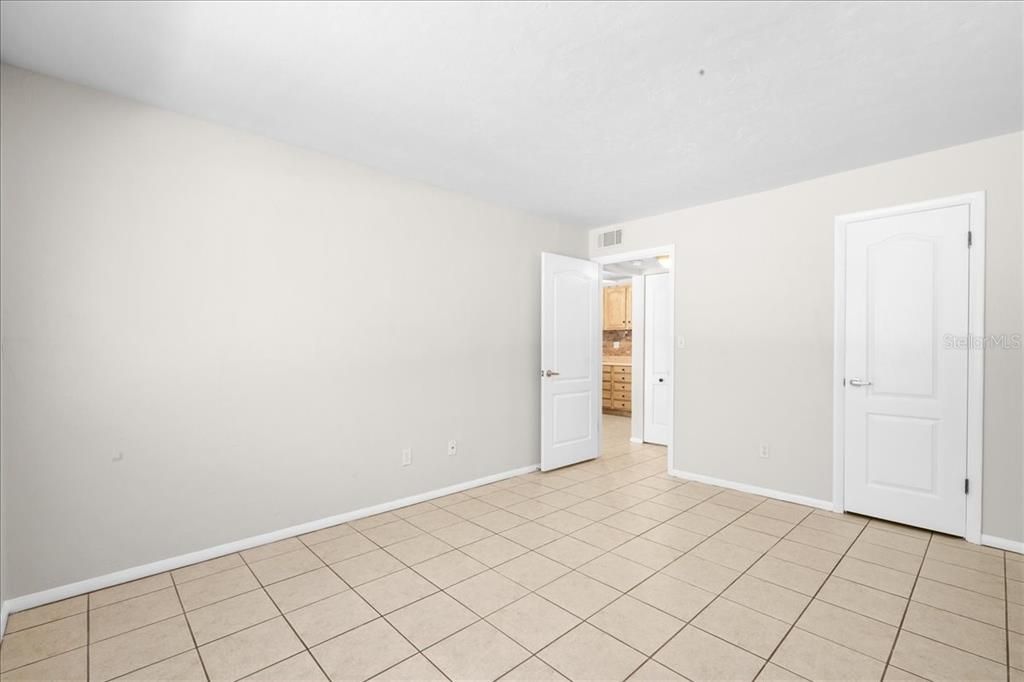 For Sale: $113,000 (1 beds, 1 baths, 576 Square Feet)