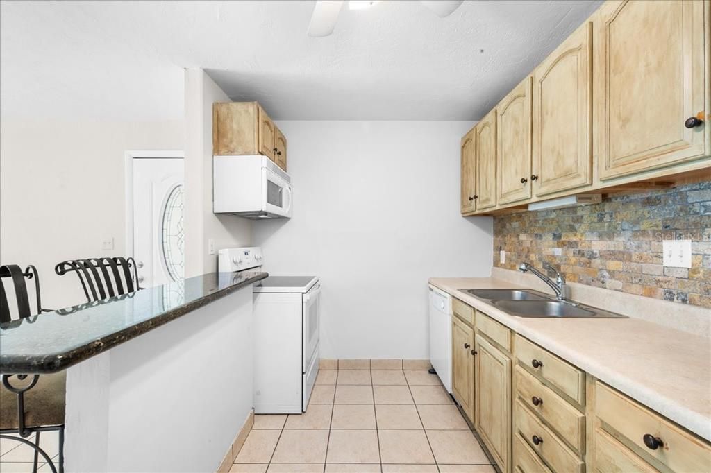 For Sale: $113,000 (1 beds, 1 baths, 576 Square Feet)