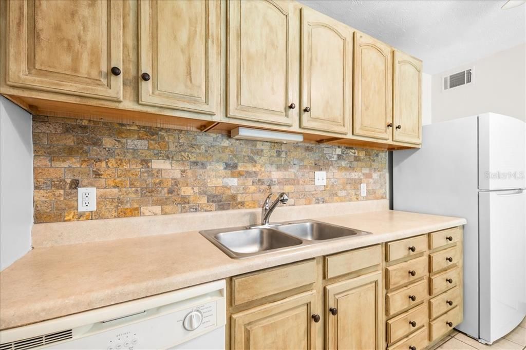 For Sale: $113,000 (1 beds, 1 baths, 576 Square Feet)