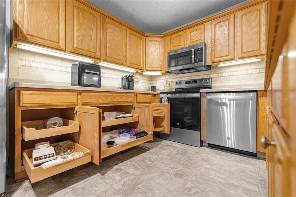 For Sale: $199,900 (2 beds, 2 baths, 1375 Square Feet)