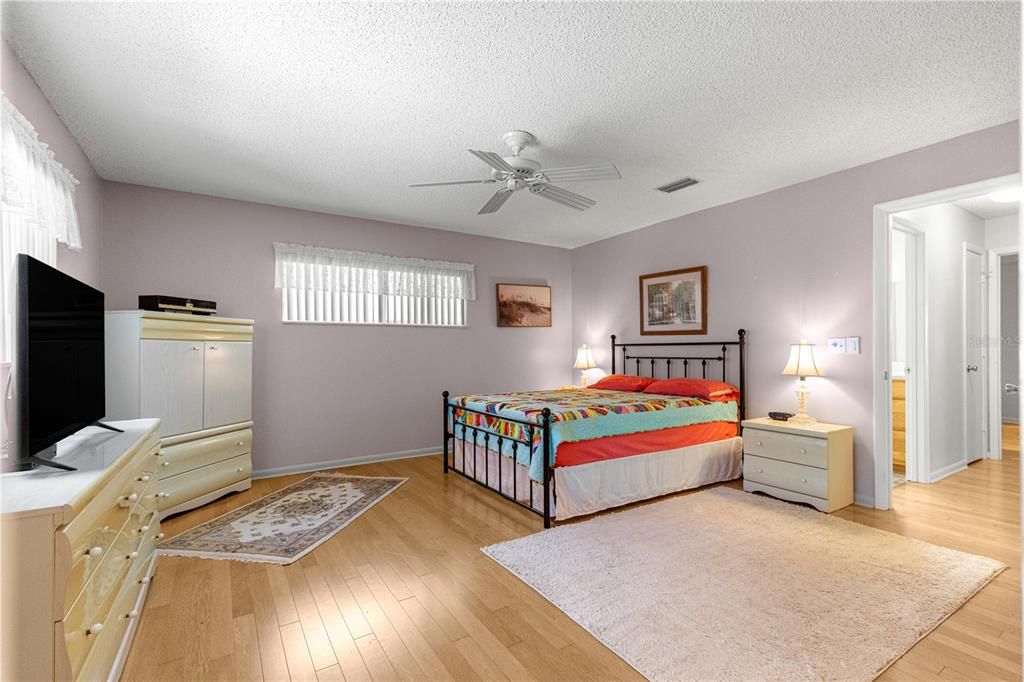 For Sale: $199,900 (2 beds, 2 baths, 1375 Square Feet)