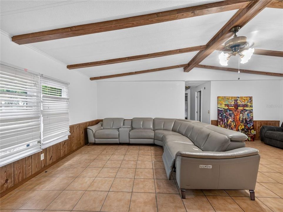 En Venta: $850,000 (6 camas, 3 baños, 2376 Pies cuadrados)