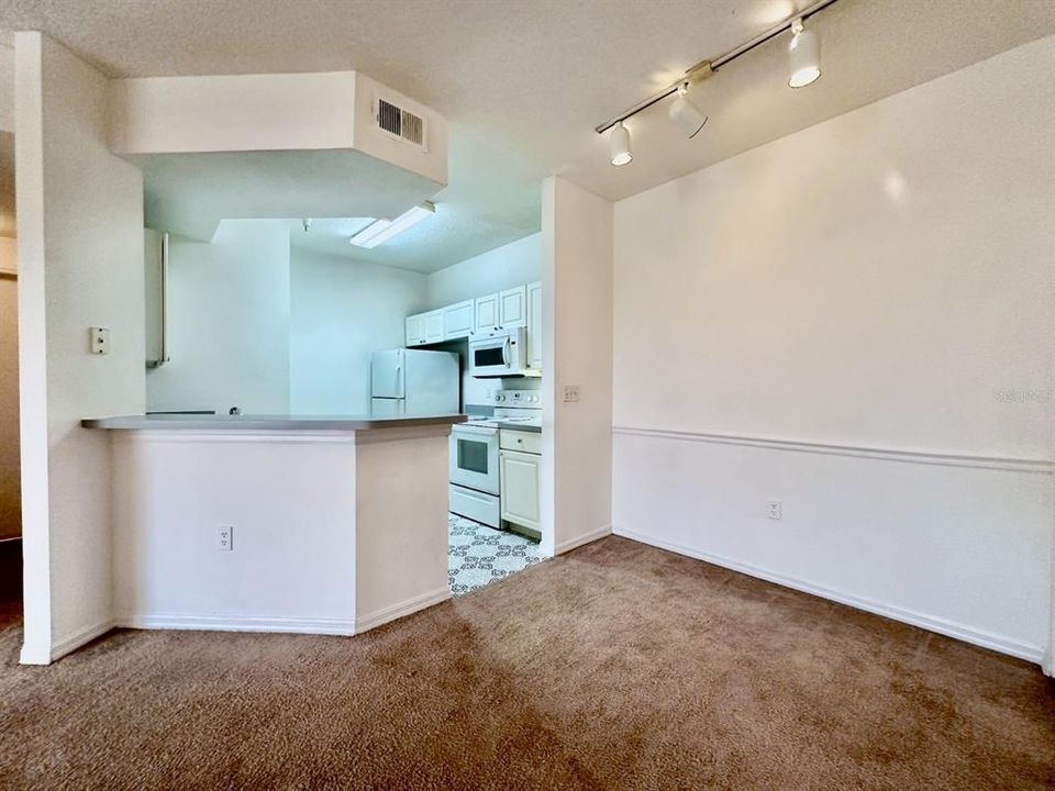 For Rent: $1,180 (1 beds, 1 baths, 709 Square Feet)