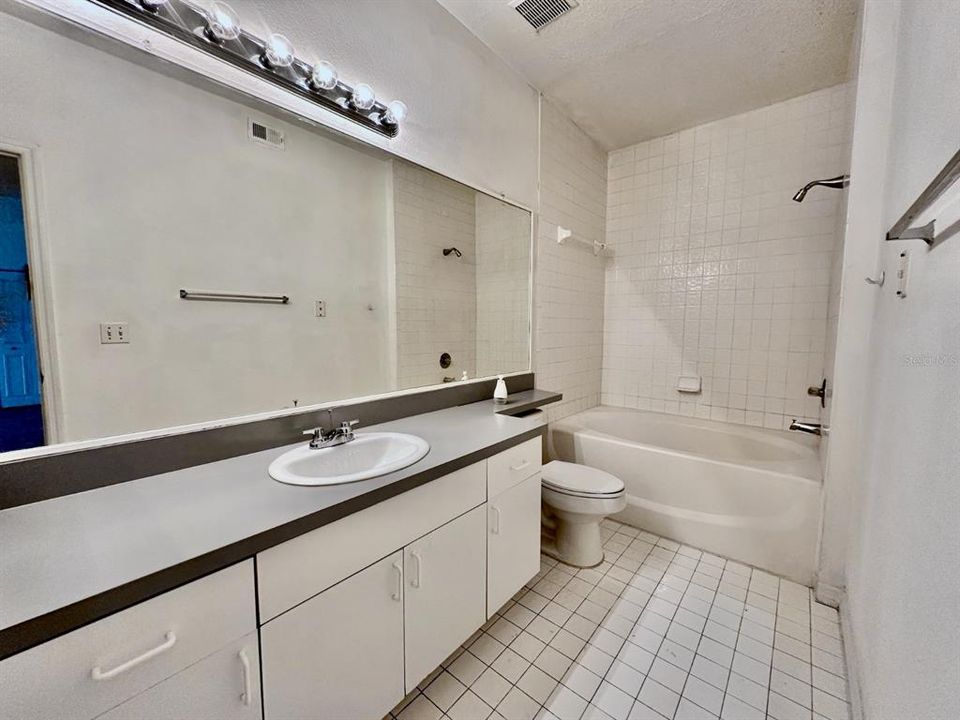 For Rent: $1,180 (1 beds, 1 baths, 709 Square Feet)
