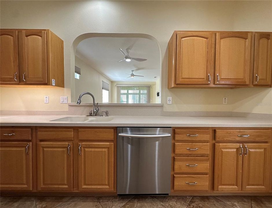 На продажу: $239,900 (2 спален, 2 ванн, 1604 Квадратных фут)