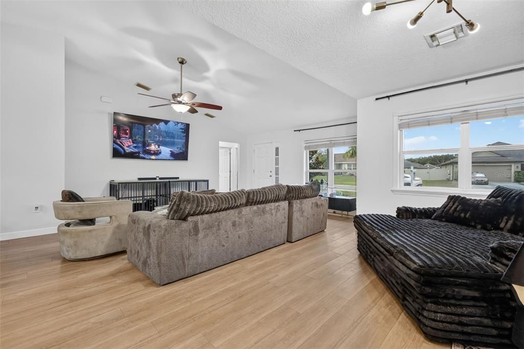 Active With Contract: $280,000 (3 beds, 2 baths, 1421 Square Feet)