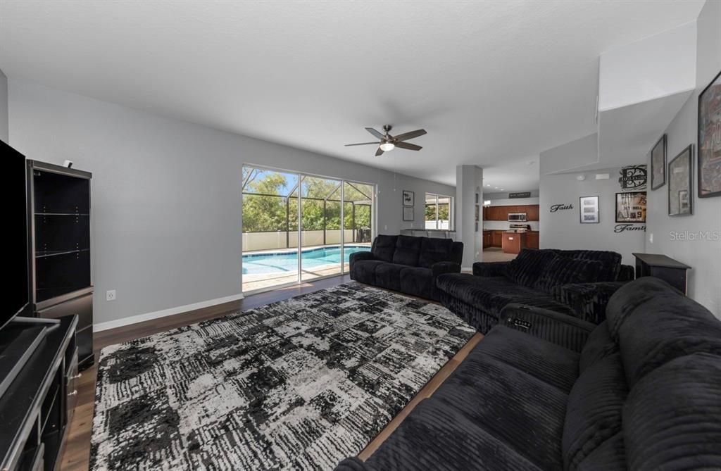 En Venta: $699,900 (4 camas, 3 baños, 3179 Pies cuadrados)