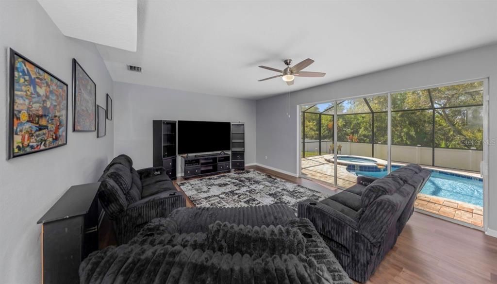 En Venta: $699,900 (4 camas, 3 baños, 3179 Pies cuadrados)