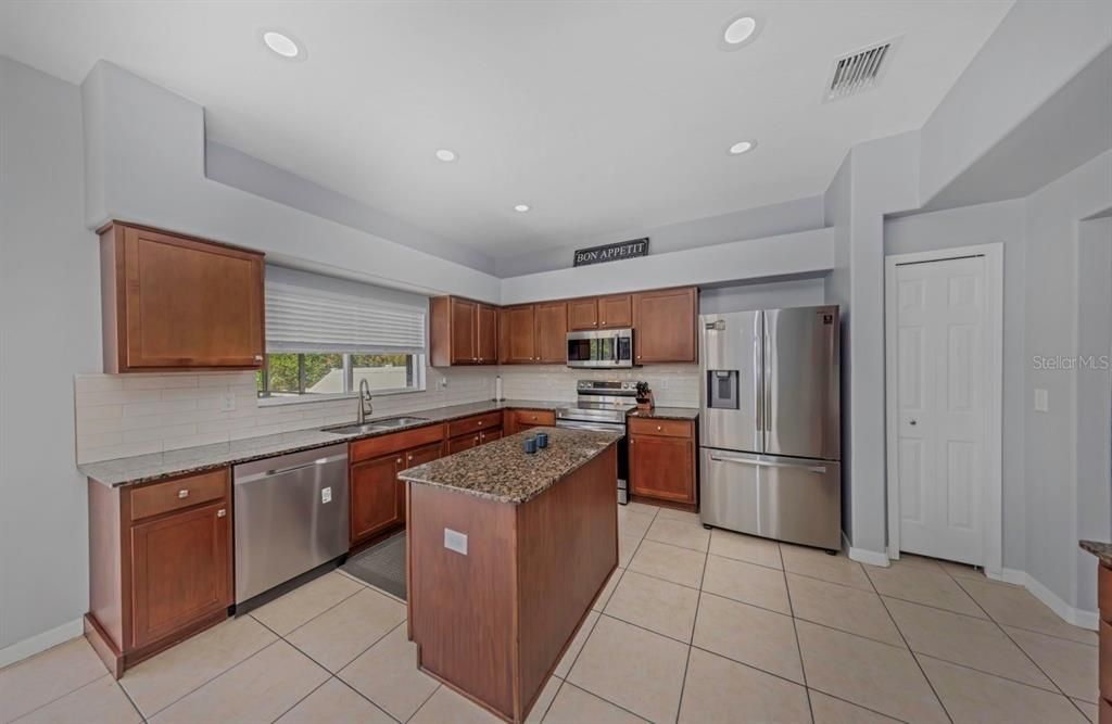 En Venta: $699,900 (4 camas, 3 baños, 3179 Pies cuadrados)