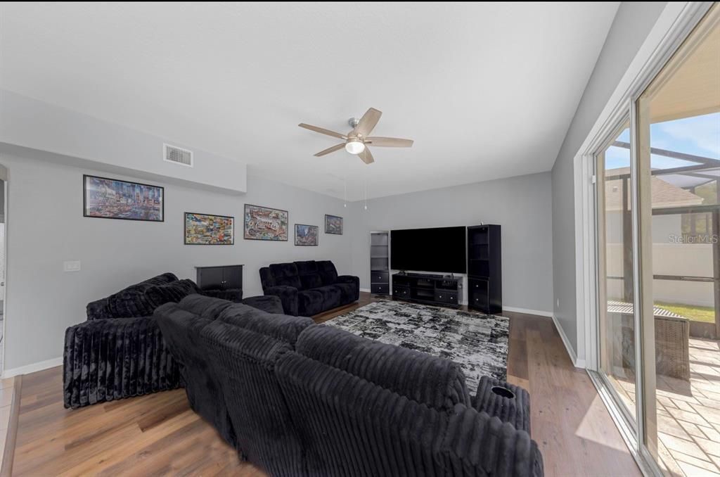 En Venta: $699,900 (4 camas, 3 baños, 3179 Pies cuadrados)