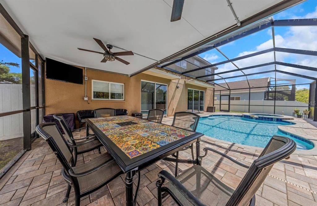 En Venta: $699,900 (4 camas, 3 baños, 3179 Pies cuadrados)
