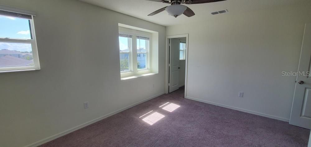 En Venta: $429,900 (4 camas, 3 baños, 2375 Pies cuadrados)