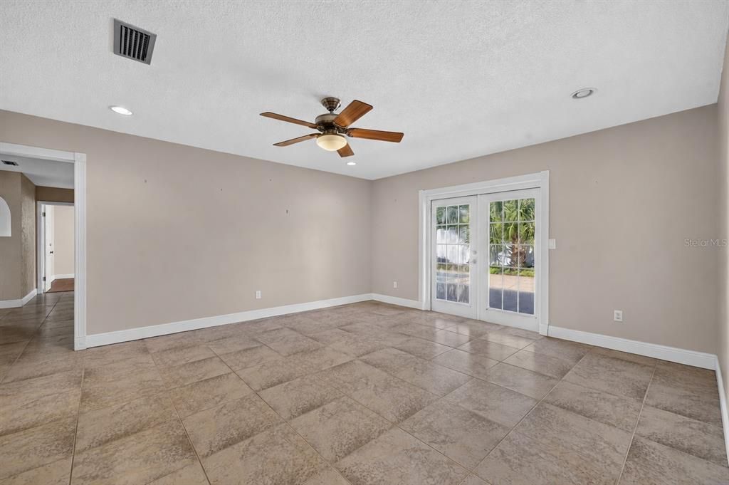 En Venta: $549,000 (4 camas, 2 baños, 2015 Pies cuadrados)