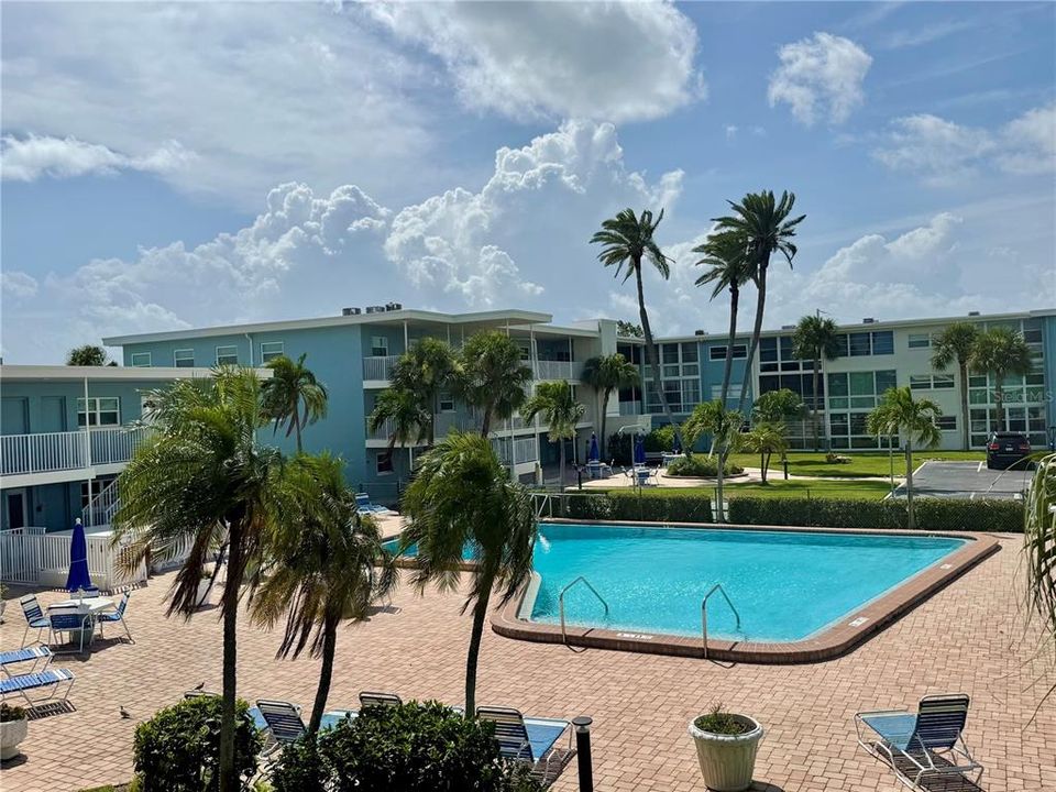 For Sale: $229,000 (1 beds, 1 baths, 705 Square Feet)