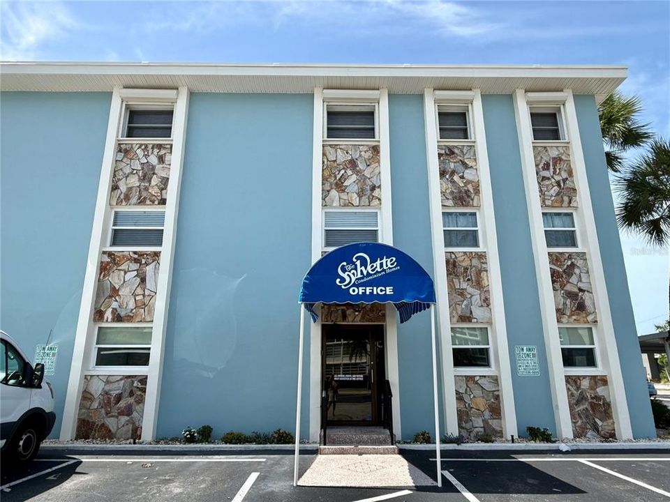 For Sale: $229,000 (1 beds, 1 baths, 705 Square Feet)