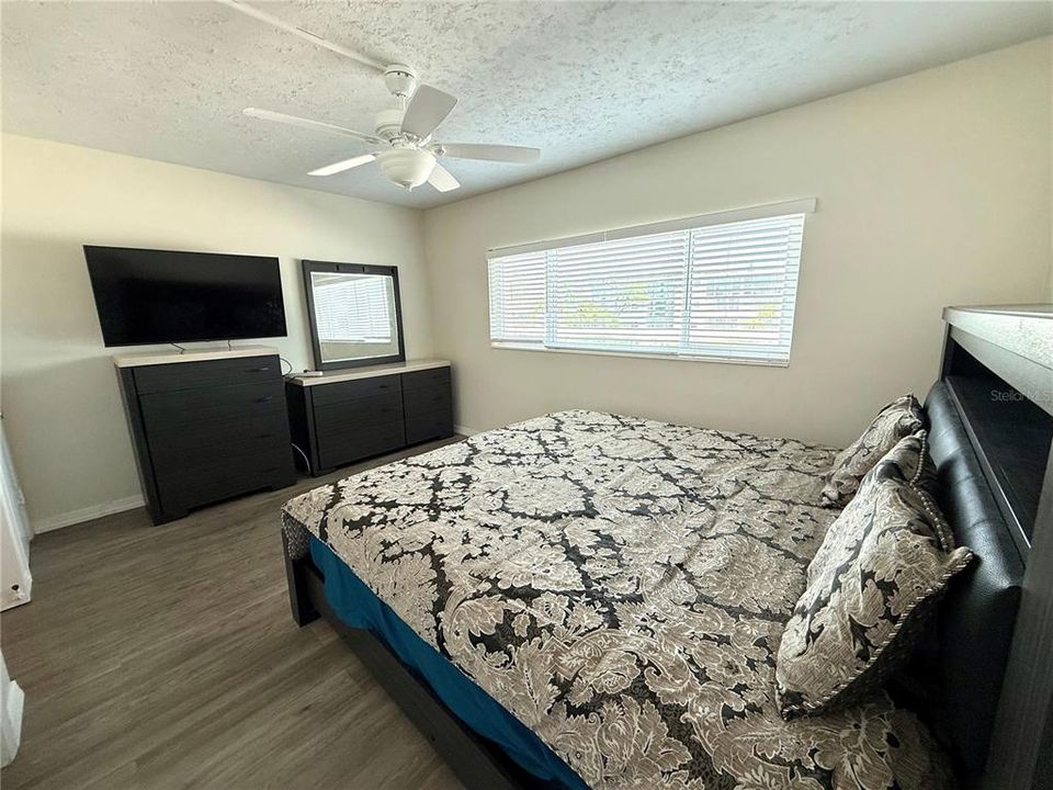 For Sale: $229,000 (1 beds, 1 baths, 705 Square Feet)