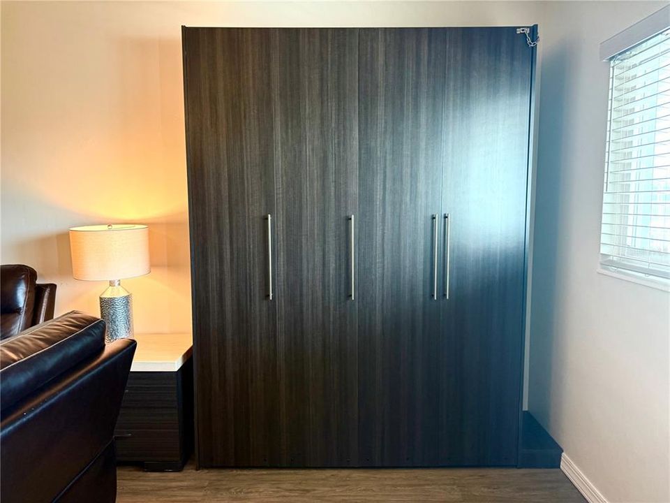 For Sale: $229,000 (1 beds, 1 baths, 705 Square Feet)