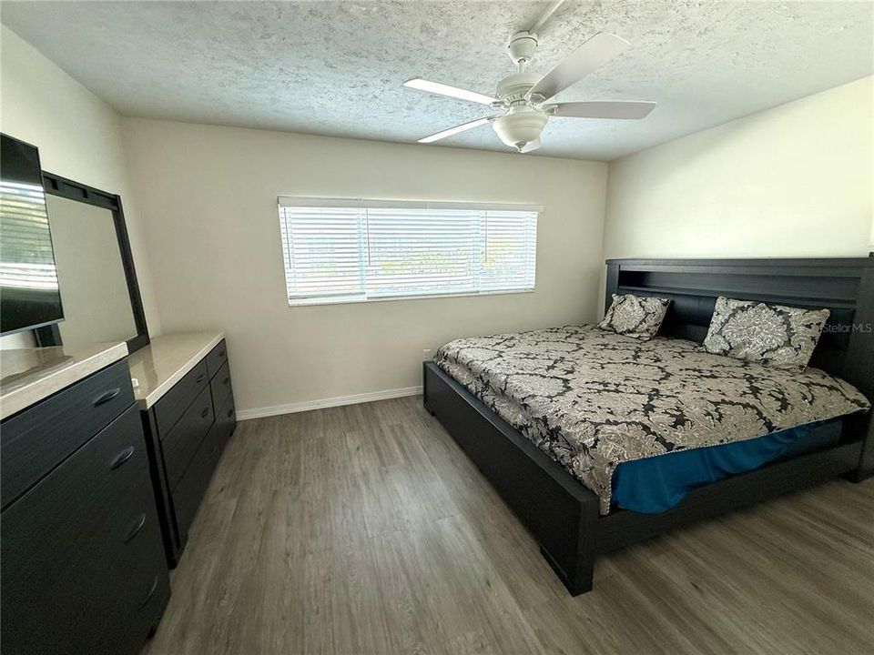 For Sale: $229,000 (1 beds, 1 baths, 705 Square Feet)
