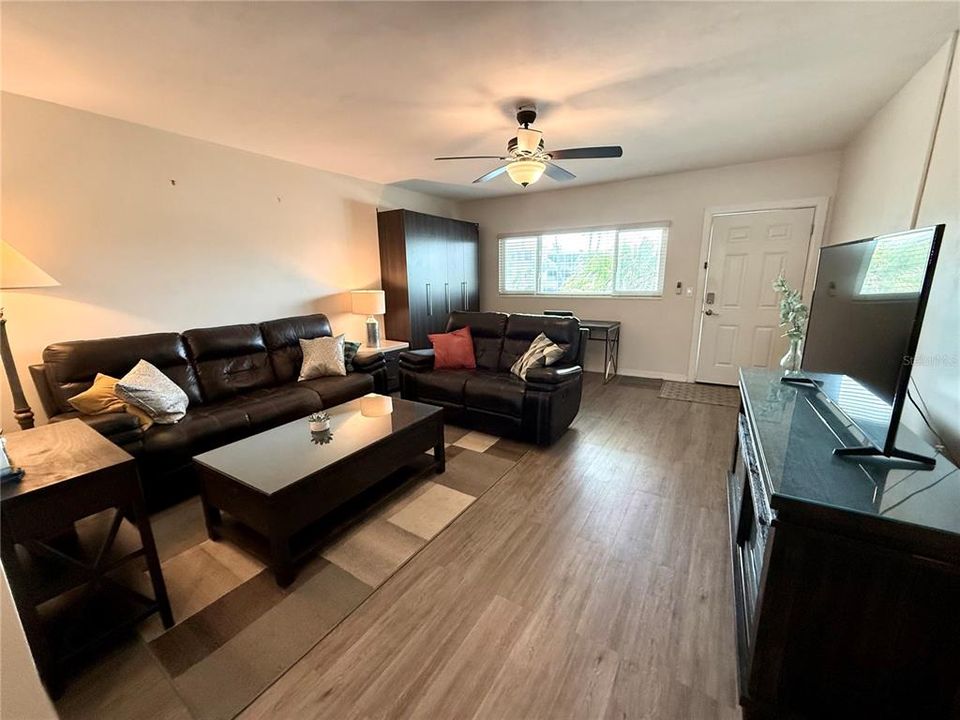 For Sale: $229,000 (1 beds, 1 baths, 705 Square Feet)