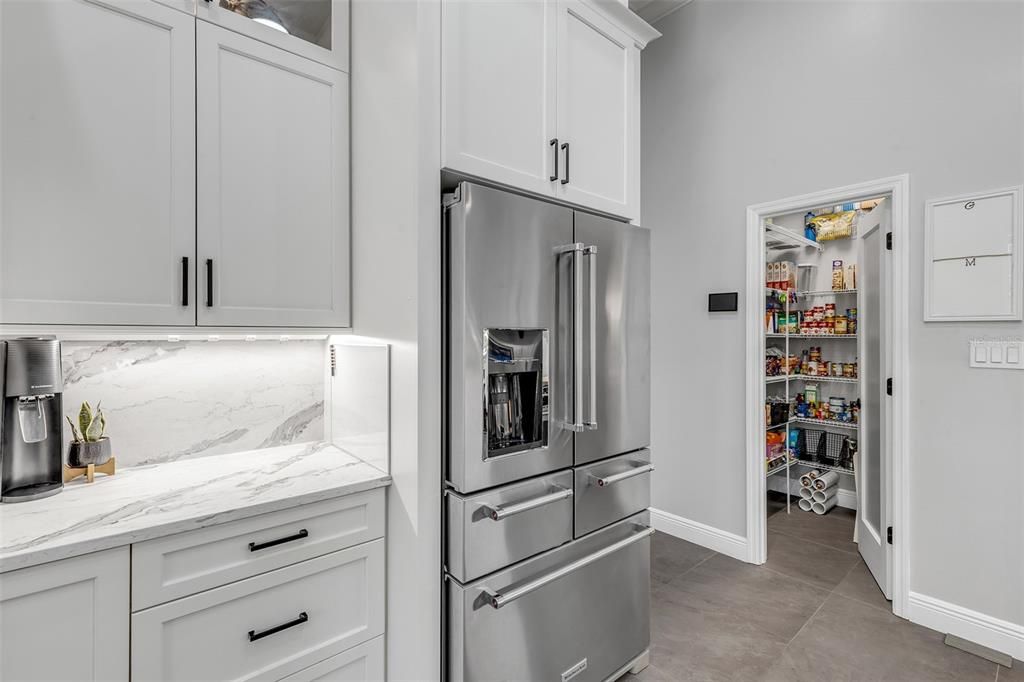 Activo con contrato: $825,000 (4 camas, 3 baños, 2655 Pies cuadrados)