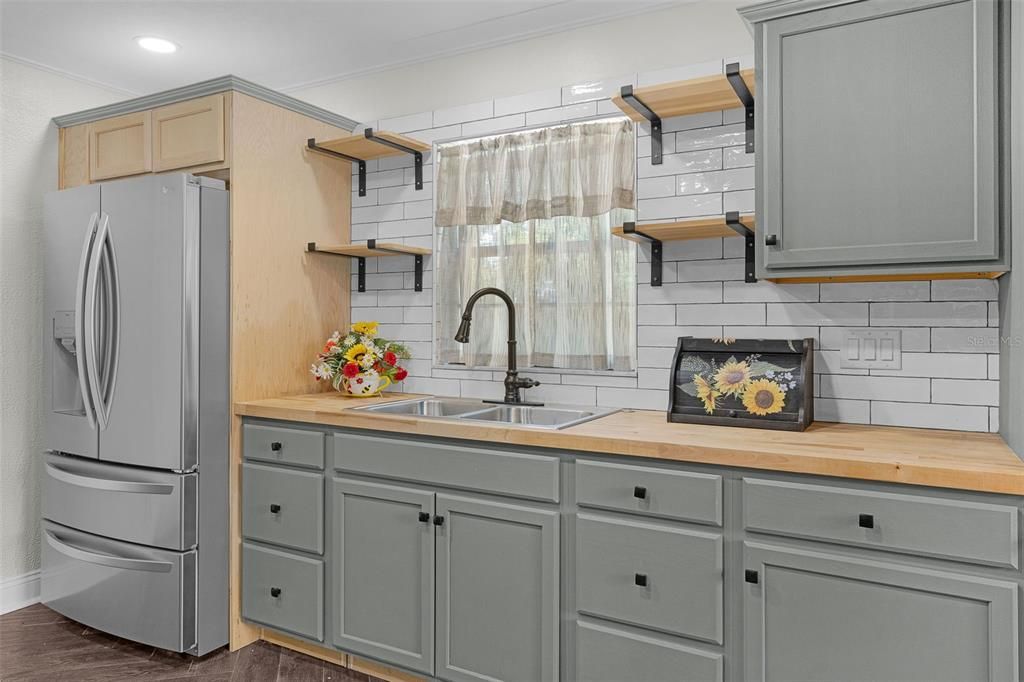 На продажу: $349,900 (2 спален, 2 ванн, 1300 Квадратных фут)