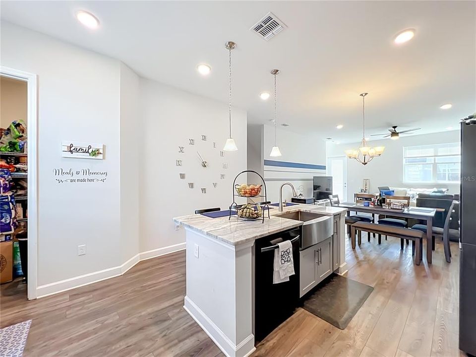 En Venta: $434,980 (3 camas, 3 baños, 1456 Pies cuadrados)