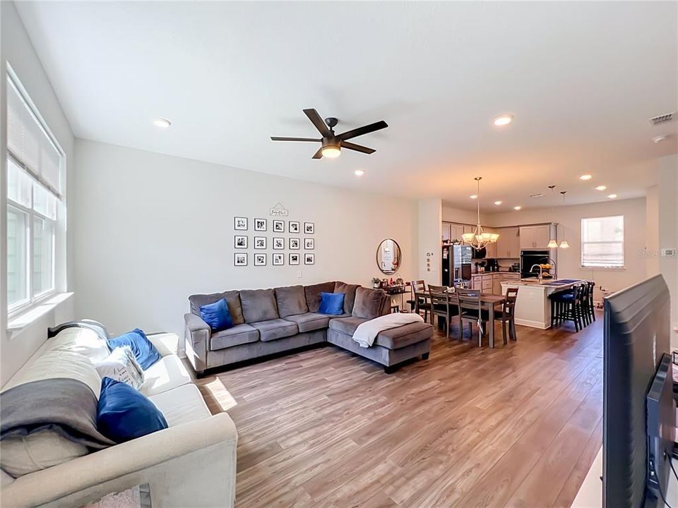 En Venta: $434,980 (3 camas, 3 baños, 1456 Pies cuadrados)