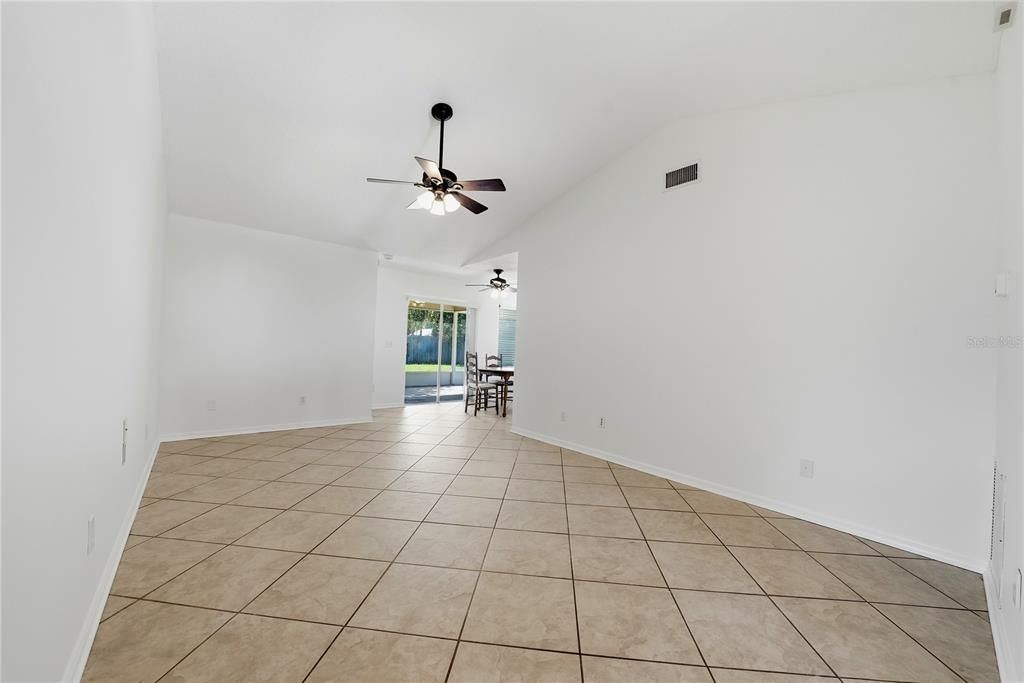 En Venta: $335,000 (3 camas, 2 baños, 1162 Pies cuadrados)