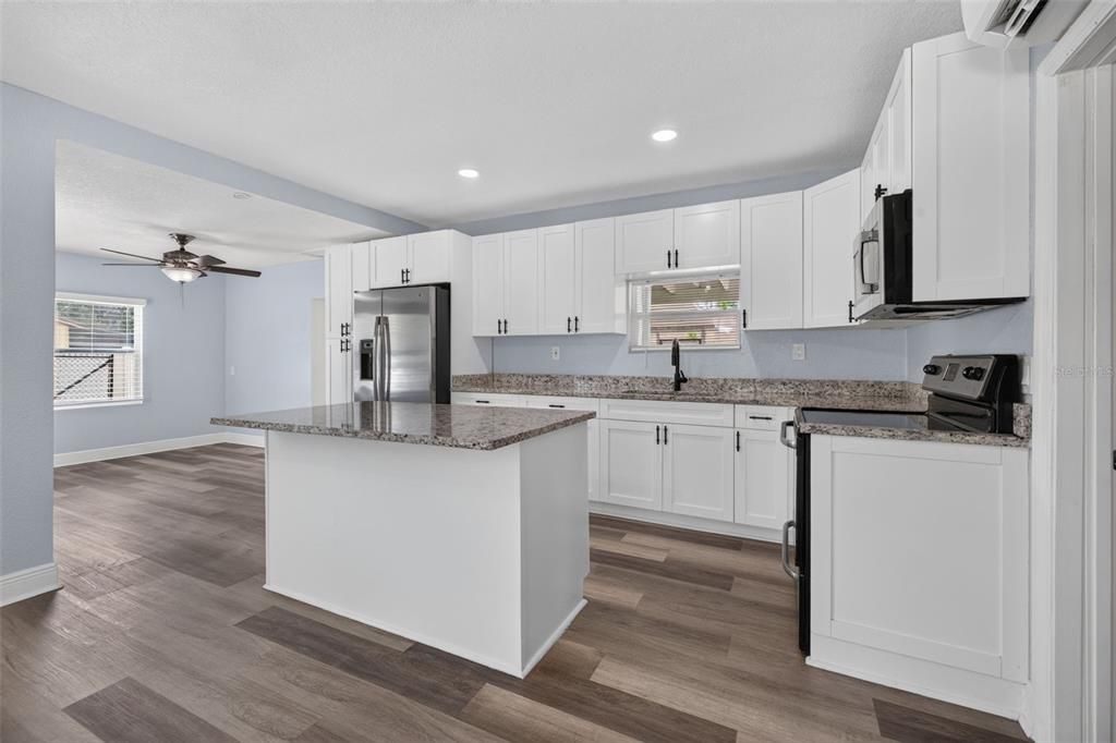 For Sale: $225,000 (2 beds, 1 baths, 907 Square Feet)