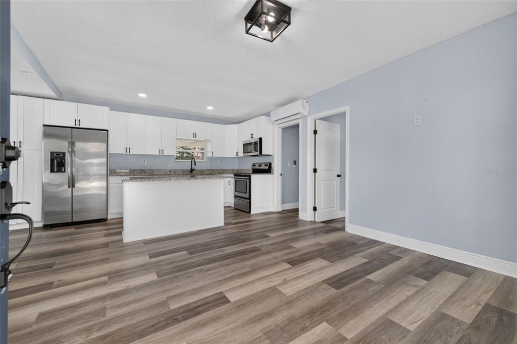 For Sale: $225,000 (2 beds, 1 baths, 907 Square Feet)