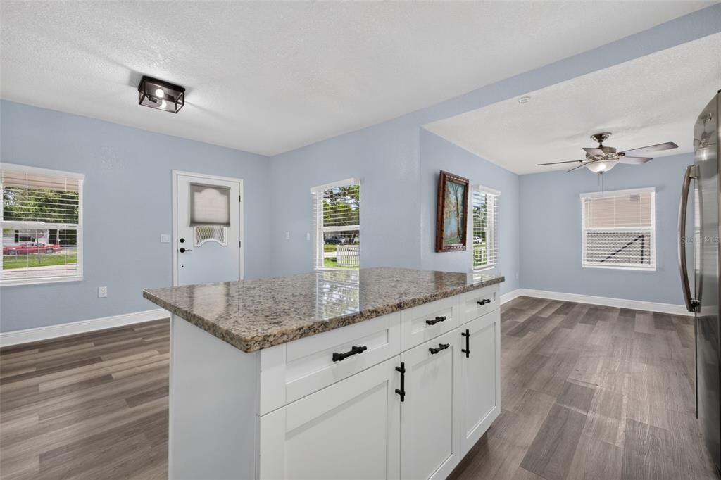 For Sale: $225,000 (2 beds, 1 baths, 907 Square Feet)