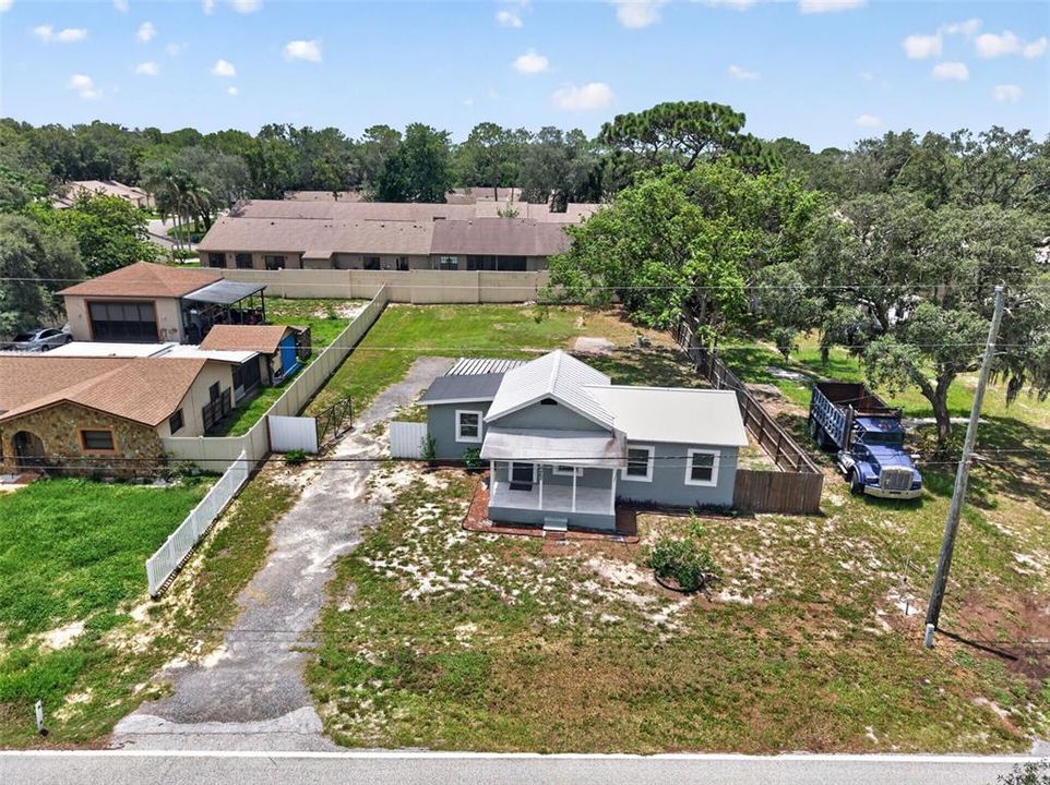 For Sale: $225,000 (2 beds, 1 baths, 907 Square Feet)