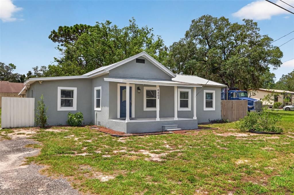 For Sale: $225,000 (2 beds, 1 baths, 907 Square Feet)