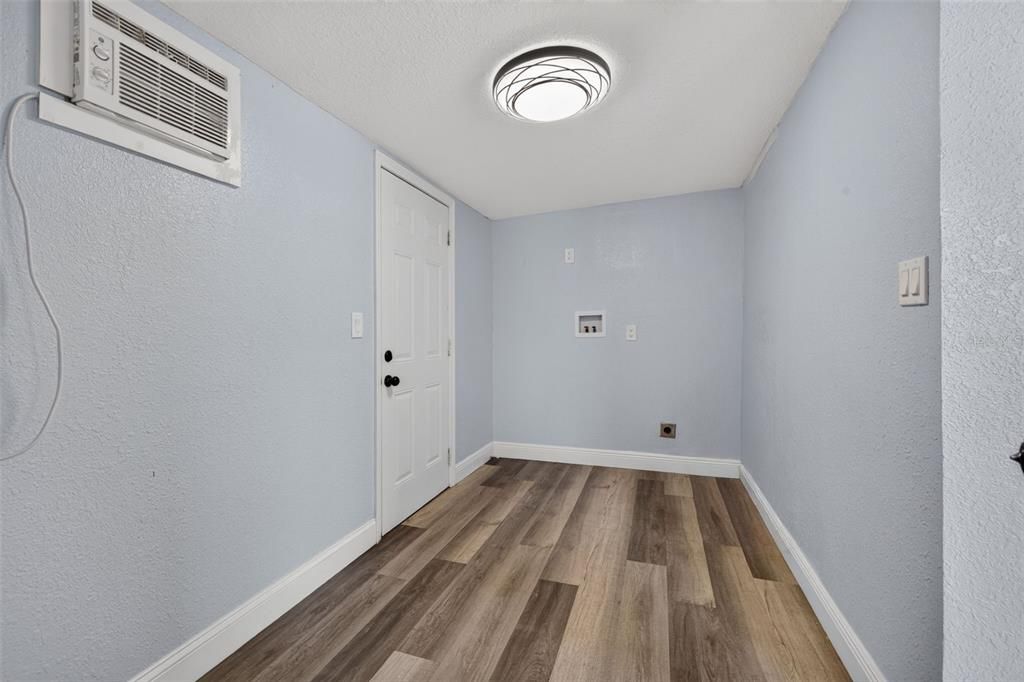 For Sale: $225,000 (2 beds, 1 baths, 907 Square Feet)