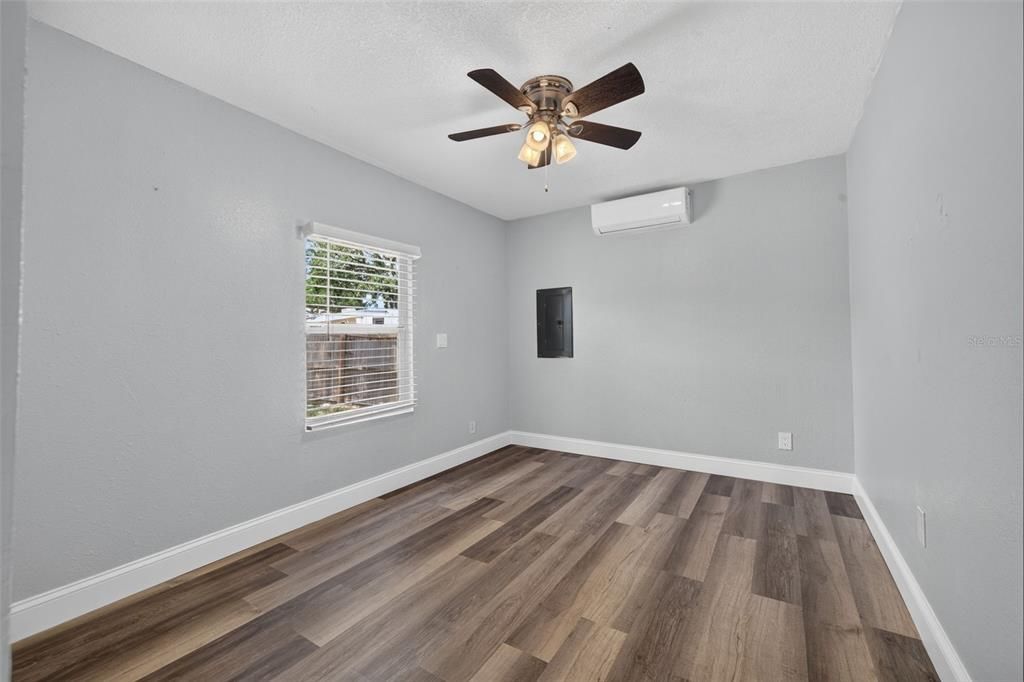 For Sale: $225,000 (2 beds, 1 baths, 907 Square Feet)