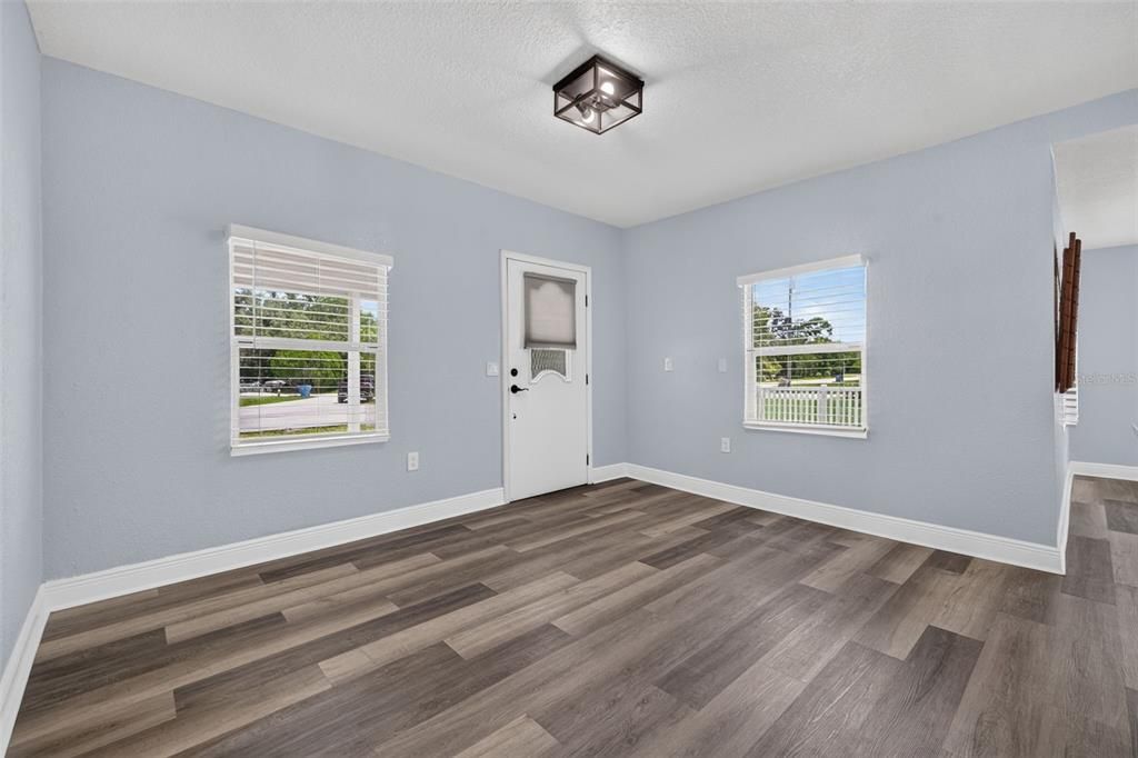 For Sale: $225,000 (2 beds, 1 baths, 907 Square Feet)