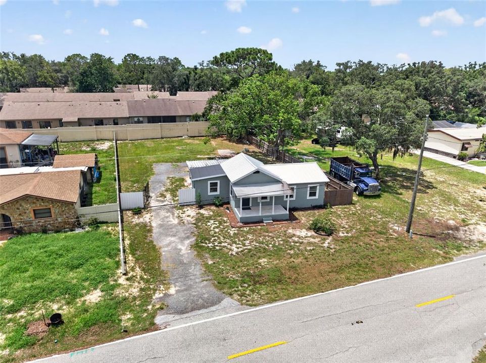 For Sale: $225,000 (2 beds, 1 baths, 907 Square Feet)