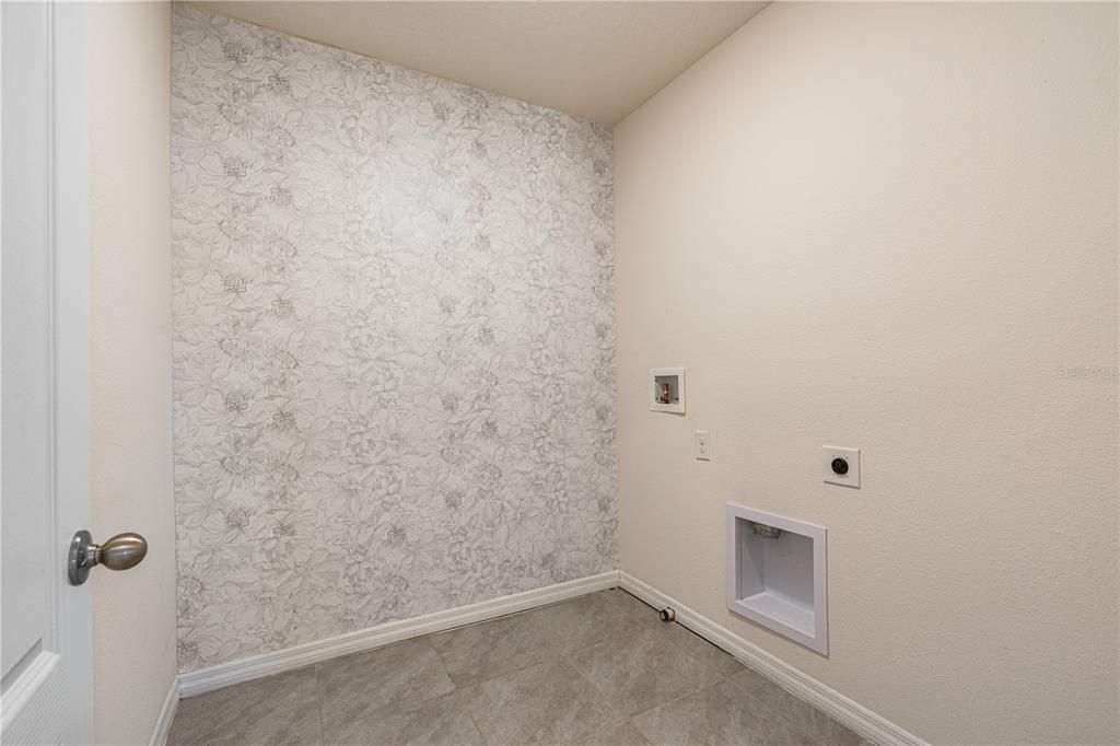 For Sale: $409,000 (5 beds, 3 baths, 2889 Square Feet)