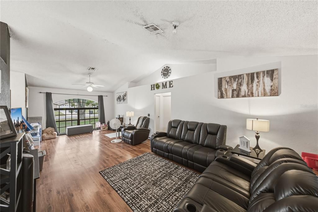 En Venta: $285,000 (3 camas, 2 baños, 1462 Pies cuadrados)
