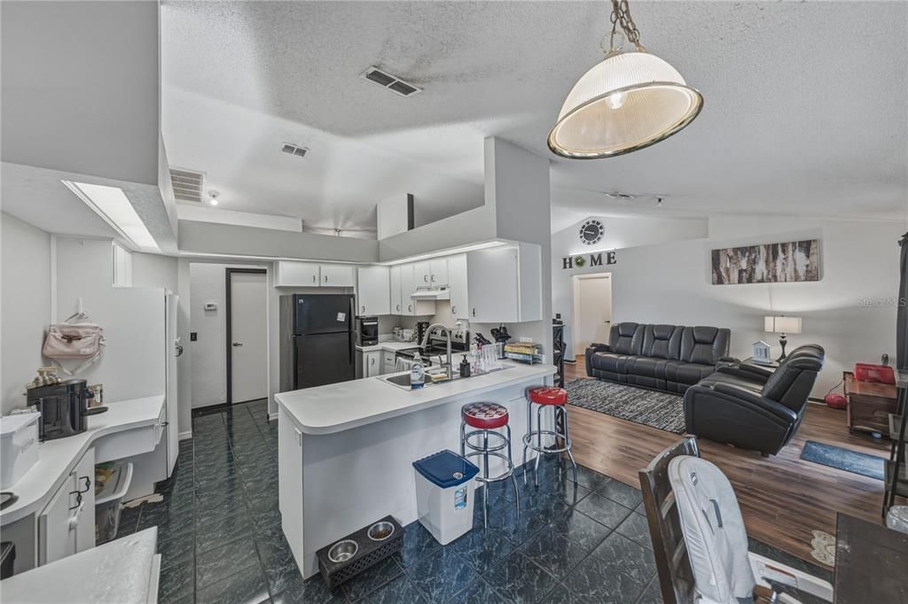 En Venta: $285,000 (3 camas, 2 baños, 1462 Pies cuadrados)