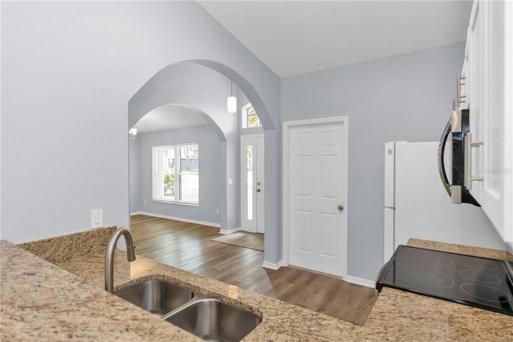 For Sale: $355,000 (3 beds, 2 baths, 1254 Square Feet)