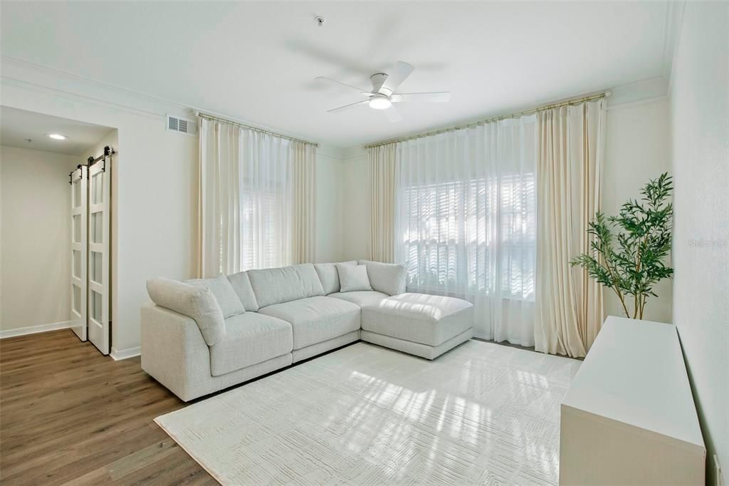 For Sale: $160,000 (1 beds, 1 baths, 812 Square Feet)