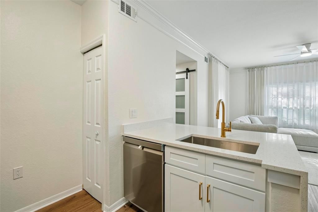 For Sale: $160,000 (1 beds, 1 baths, 812 Square Feet)