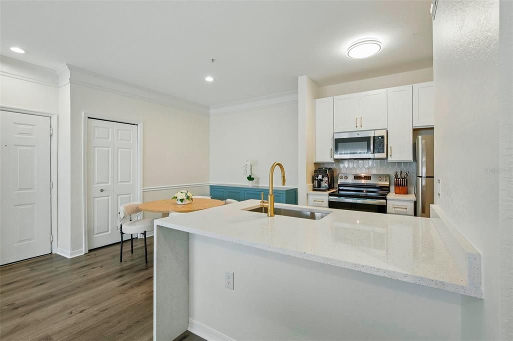 For Sale: $160,000 (1 beds, 1 baths, 812 Square Feet)
