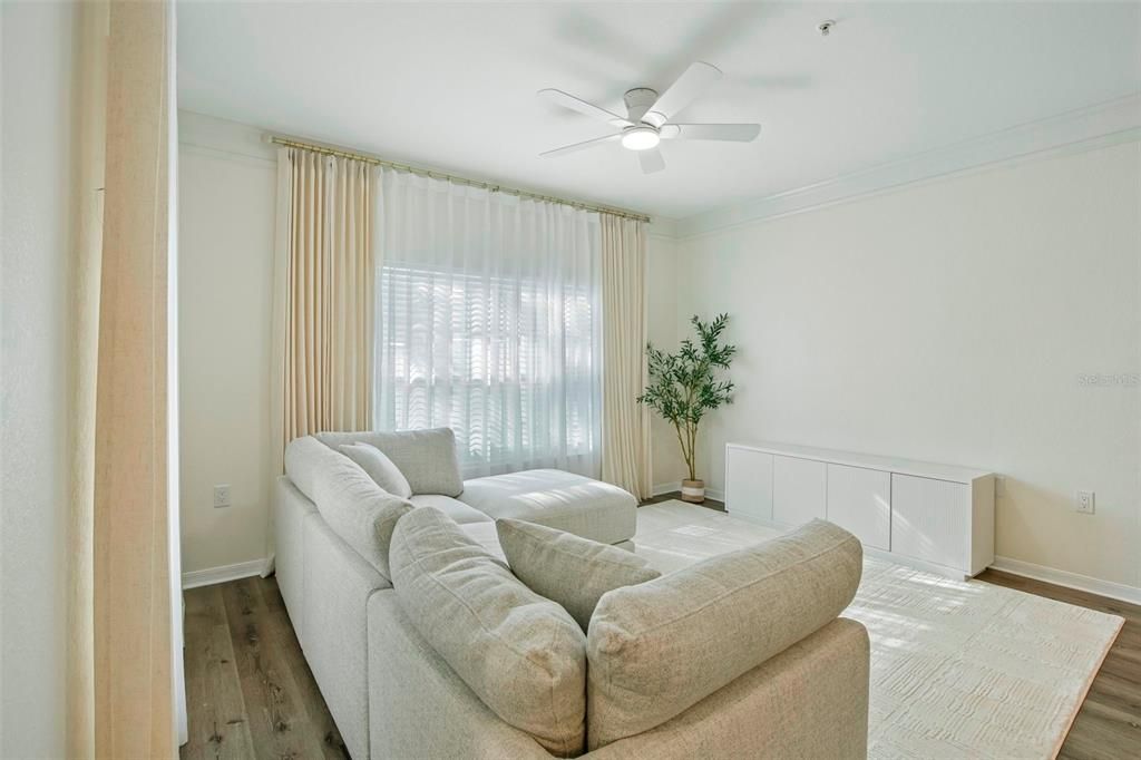 For Sale: $160,000 (1 beds, 1 baths, 812 Square Feet)